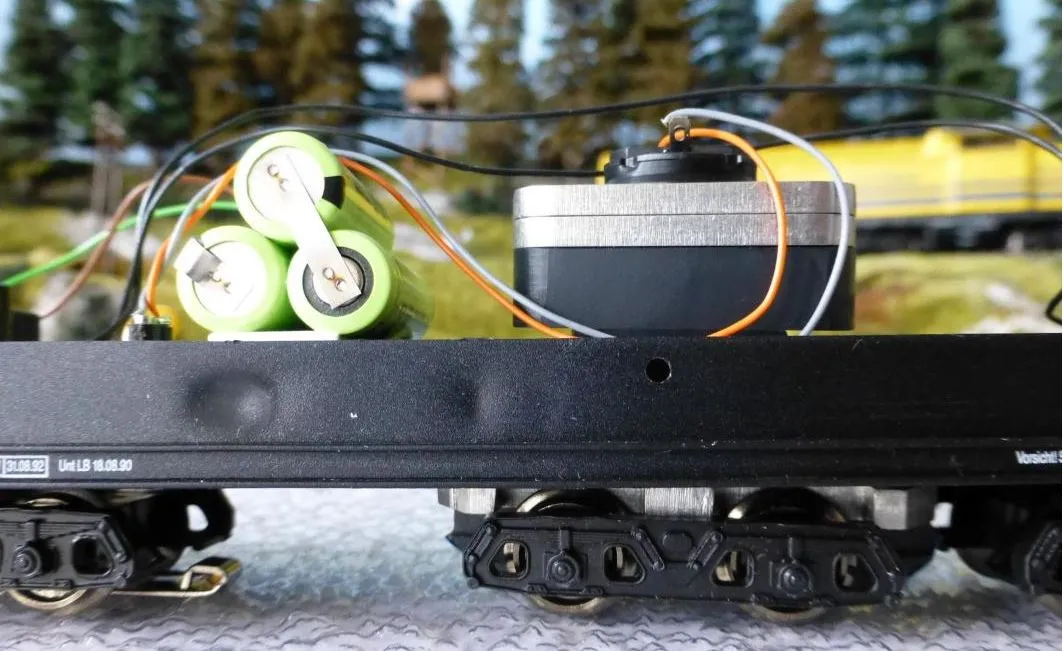Lux HO 9136 MLR-1 Center Stud Cleaner for Marklin Tracks. Automatic start/stop function, Faulhaber motor.
