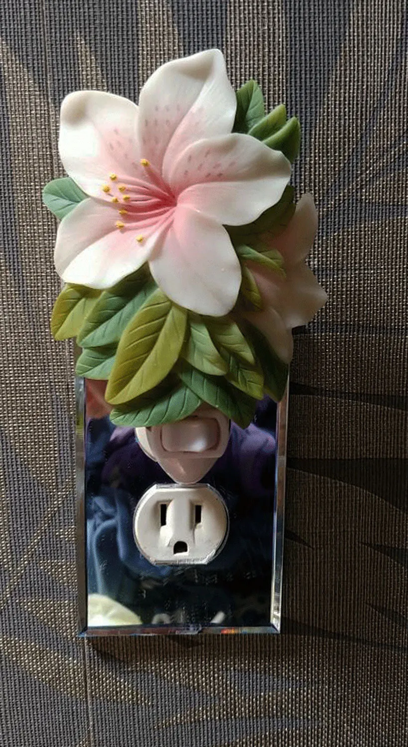 *NEW - BEAUTIFUL HAND PAINTED TROPICAL HIBISCUS PLUG IN NIGHT LIGHT WITH BULB